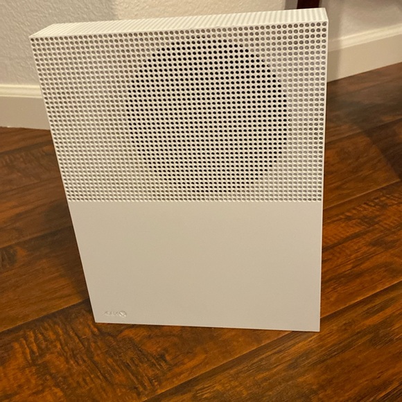 Xbox One S - Picture 1 of 8